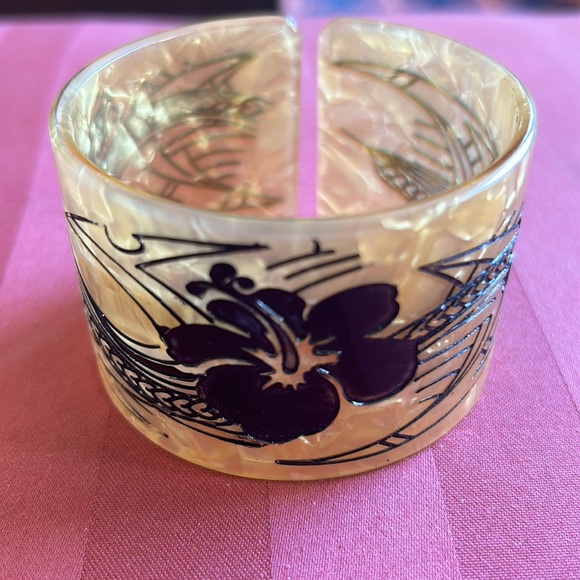 Handpainted CUFF BRACELET with black floral plumeria motif raised unique - Picture 4 of 13